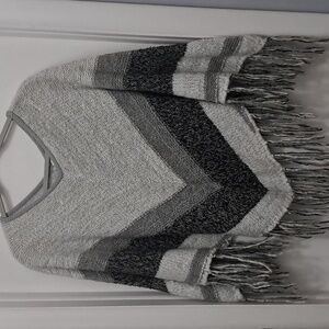 Sun & Shadow Fringed Boho Knit Poncho Gray Chevron Size S/M